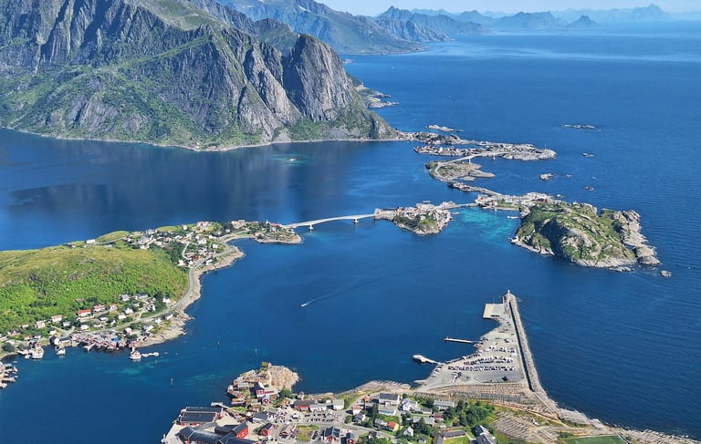 Norway, malerischer Fjord, Lofoten Inseln