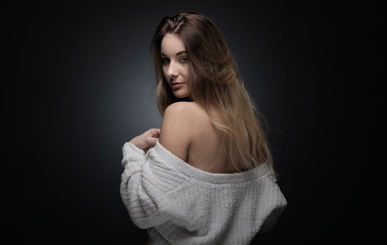 Fashionportrait einer Frau im Off-Shoulder-Pullover – elegantes Fashion-Shooting im Fotostudio Chur