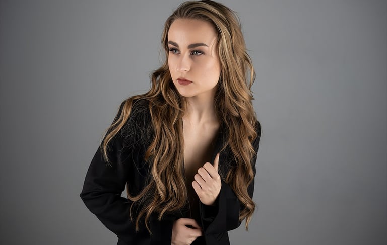 Elegantes Fashion-Portrait einer Frau in schwarzem Blazer – Fashion-Shooting im Fotostudio Chur von wowart