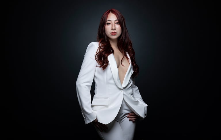 Elegantes Fashion-Portrait einer Frau im weissen Anzug – Fashion-Shooting im Fotostudio Chur