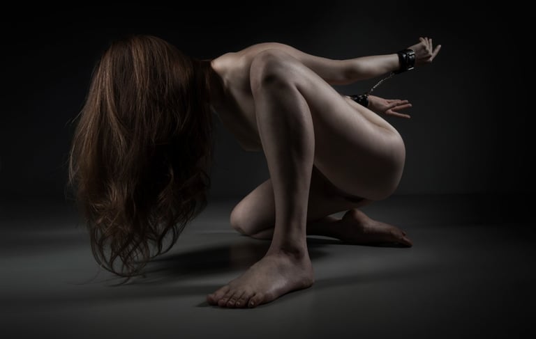 Kunstvoll inszenierter Akt mit Handschellen-Ästhetik im Fotostudio Chur – ausdrucksstark und selbstbewusst