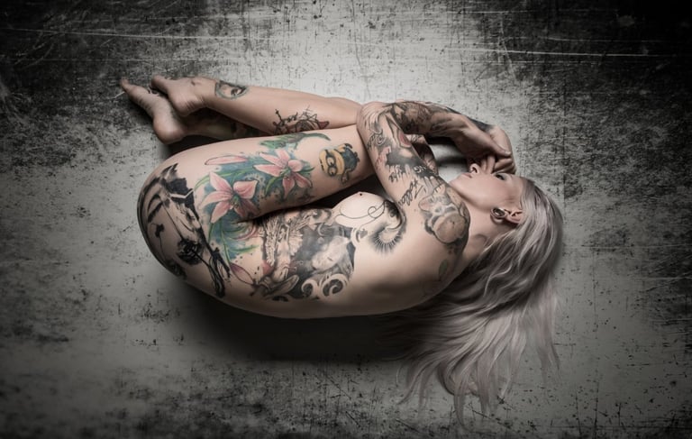 Kunstvolles Tattoo-Portrait im Editorial-Stil – ausdrucksstarke Inszenierung im Fotostudio Chur von wowart