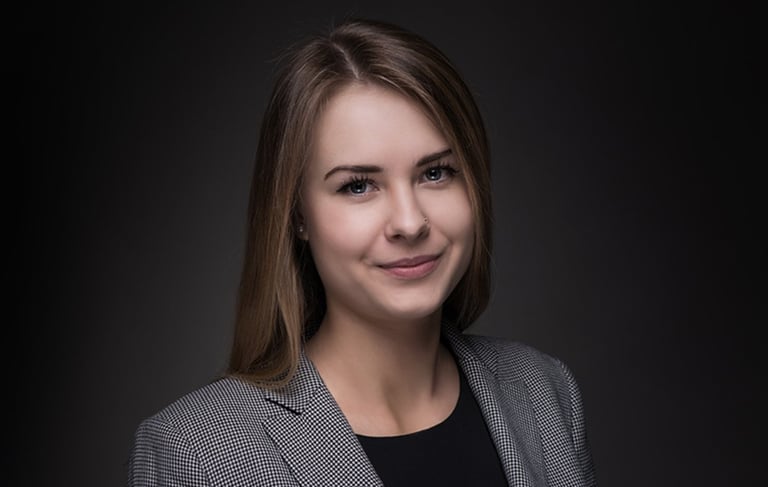 Professionelles Business-Portrait einer Frau im Blazer – Bewerbungsfoto aus dem Fotostudio Chur