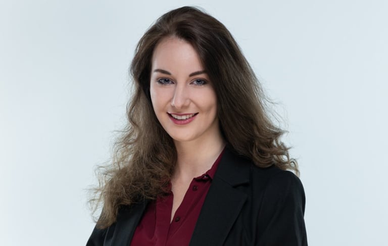 Professionelles Business-Portrait einer Frau im schwarzen Blazer – Bewerbungsfoto aus dem Fotostudio Chur