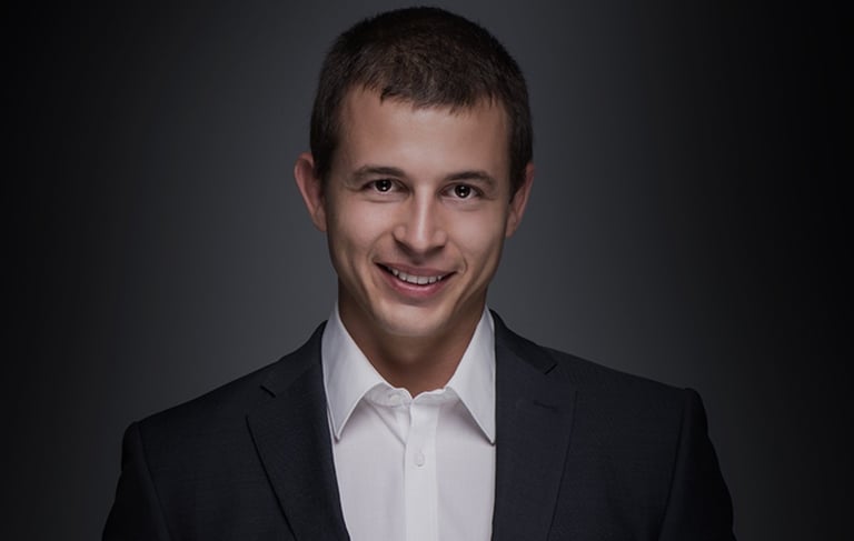 Professionelles Business-Portrait eines Mannes im Anzug – Bewerbungsfoto aus dem Fotostudio Chur von Wowart
