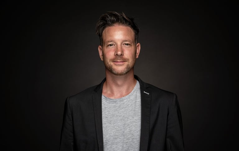 Professionelles Business-Portrait eines Mannes im casual-eleganten Look – Bewerbungsfoto Fotostudio Chur