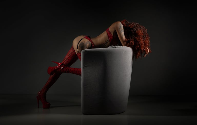 Künstlerische Akt-Fotografie mit roter Dessous und stilvollem Licht im Fotostudio Chur – sinnliches Portrait