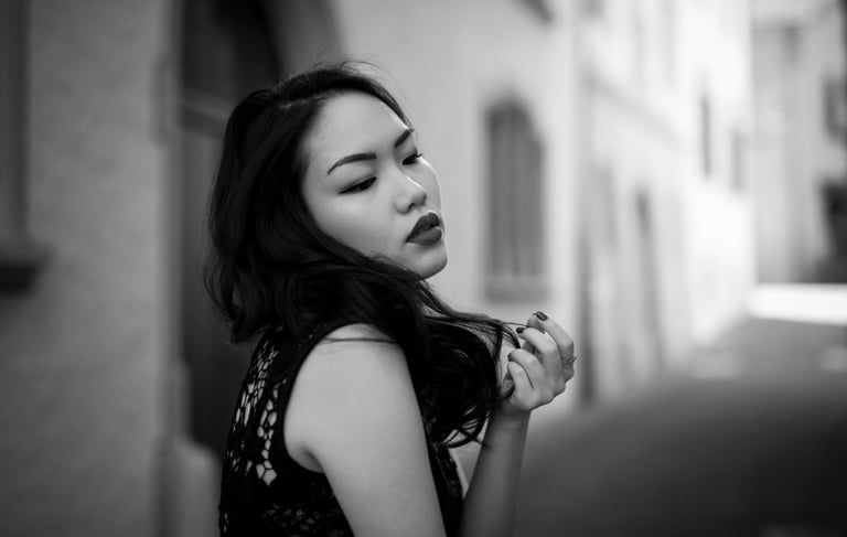 Natürliches Outdoor-Portrait in der Churer Altstadt, schwarz-weiss, entspannte Stimmung – Fotograf Chur