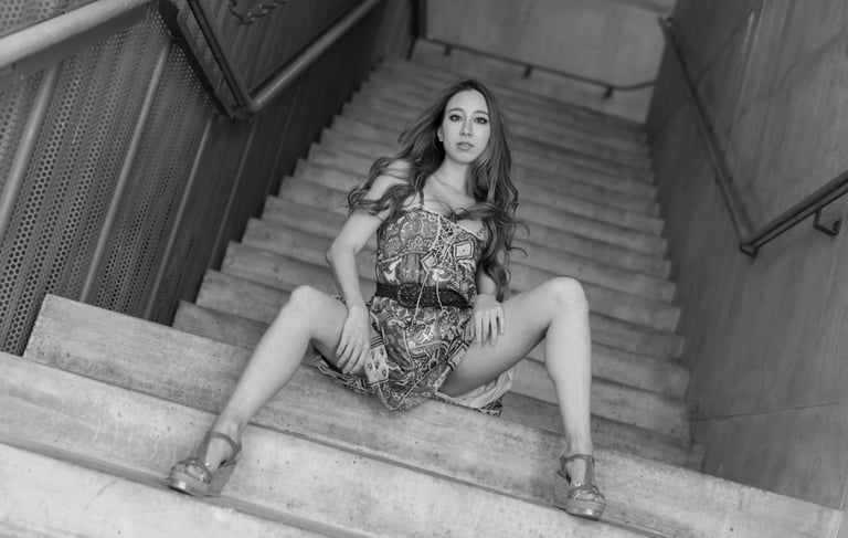 Outdoor-Portrait in schwarz-weiss auf urbaner Treppe – natürliches Fotoshooting mit wowart Chur