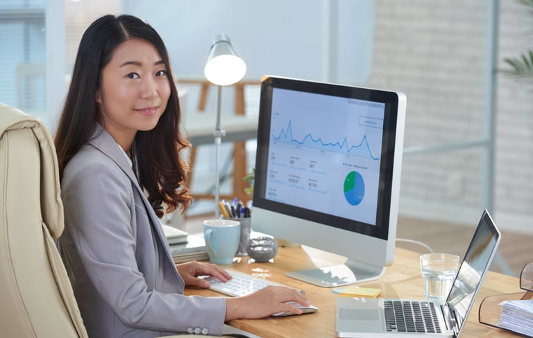 Seorang profesional menggunakan software HRIS di komputer