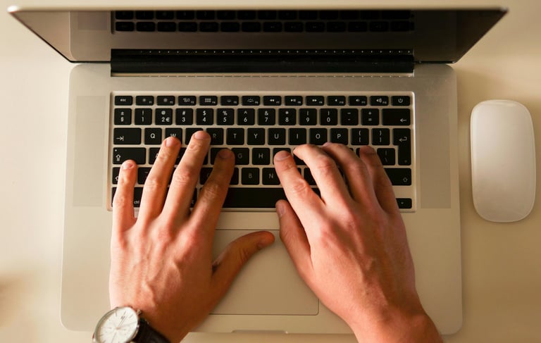 mains sur clavier d'ordinateur