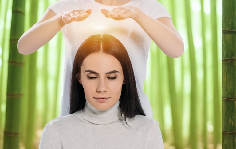 maestra reiki iniciando a mujer en el sistema reiki, fondo bamboo japonés
