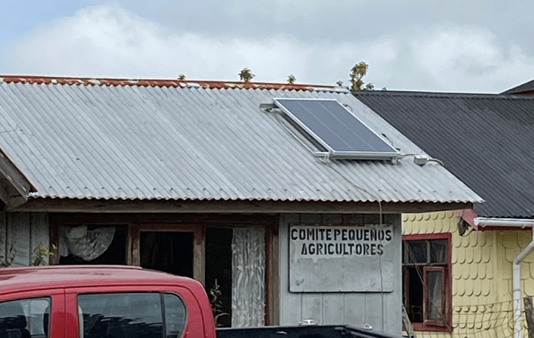 Panel solar instalado en centro comunitario por EcoRumbo, promoviendo energía sustentable