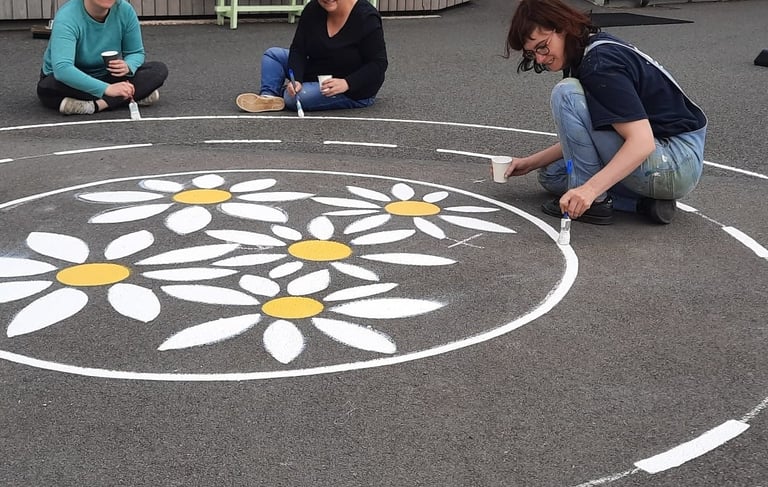 Encadrement chantier marquage au sol école primaire maternelle embellissement espace peinture au sol