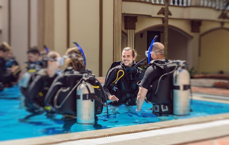 Tauchlehrer mit Schülern im Wasser