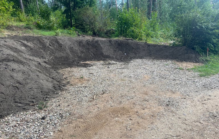 Sutvirtintas šlaitas užpilamas gruntu