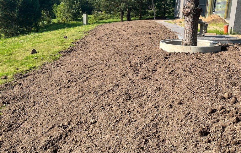 Išlygintas ir suformuotas sklypas po žemės darbų