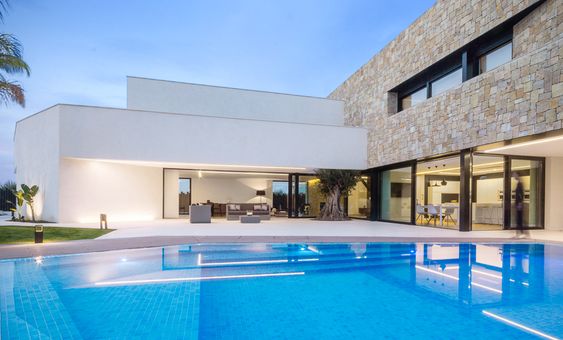 casa moderna con piscina impresionante