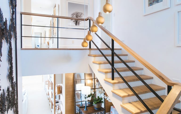 Escalera con barandilla moderna
