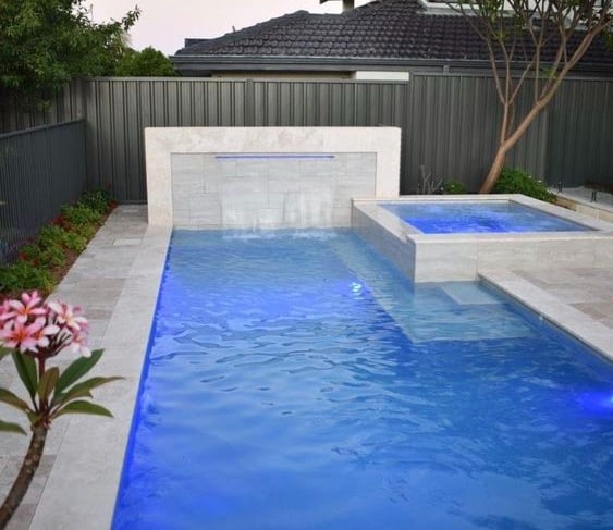 Piscina con cascada y jacuzzi