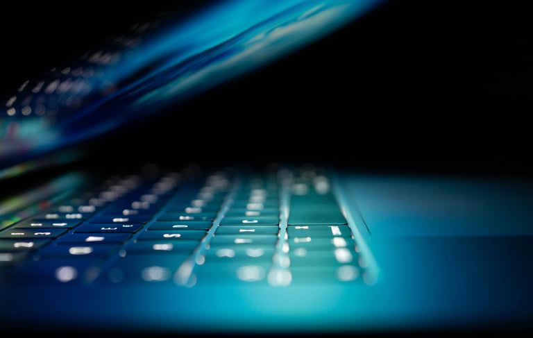 Laptop fechando com infromações seguras