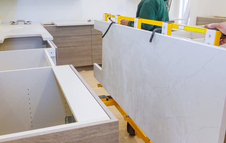 Pose d'un plan de travail dans une installation de cuisine neuve