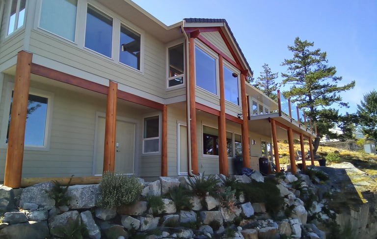 stunning home in Nanoose Bay with log beams