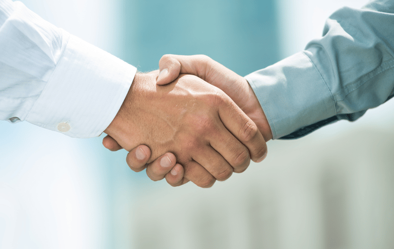 Uścisk dłoni pomiędzy przedstawicielem Weihs International a kontrahentem.