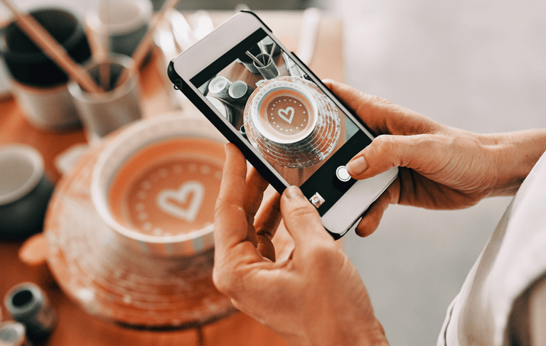 Persona che scatta foto con smartphone