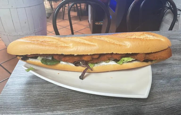 bocadillo de pechuga de pollo crujiente, lechuga, tomate y alioli