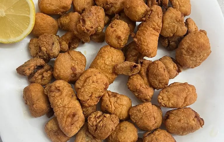 ración de cazón acompañada de una rodaja de limón