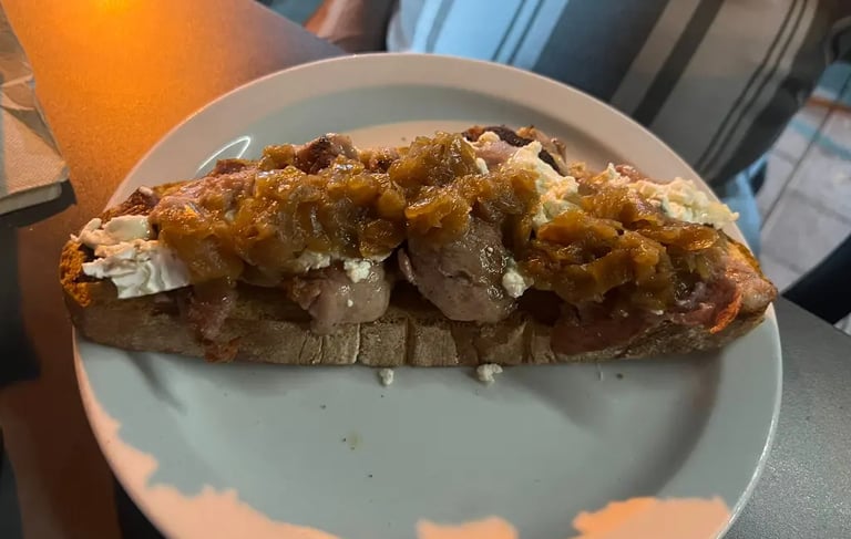 tostajo de solomillo con queso de cabra y cebolla caramleizada