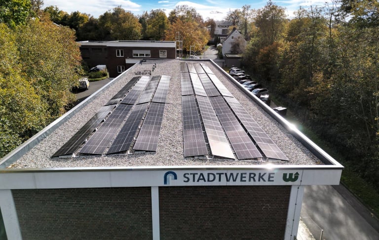 flachdach ost-west solarmodule montage stadtwerke warstein