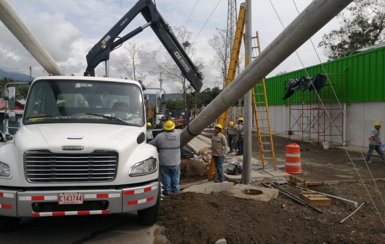Un camión con una grúa y equipo especial para instalacion de ingenieria electrica