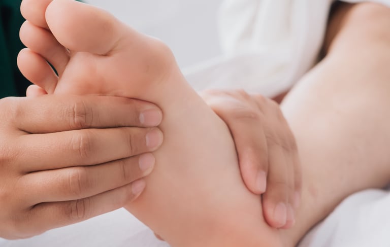 fisioterapeuta atendendo um pacie com dor   j   os pés 