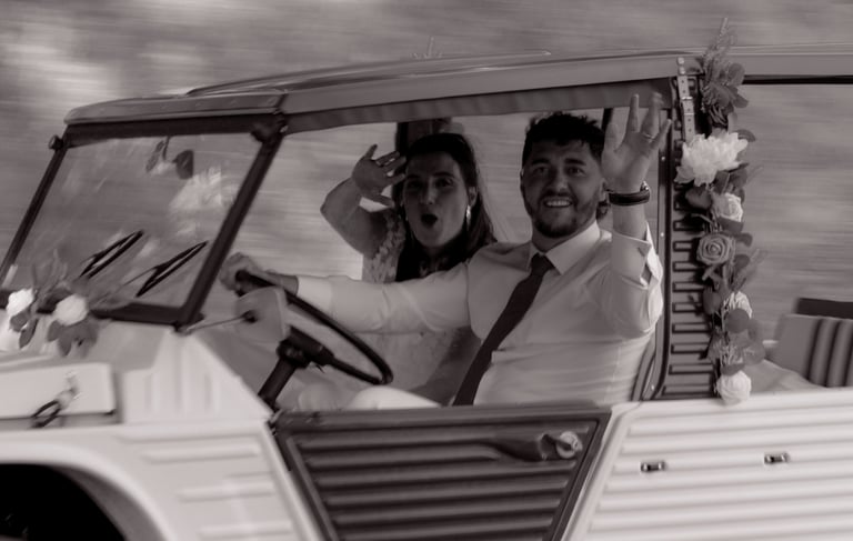 Hélène et didou au volant d'une Méhari