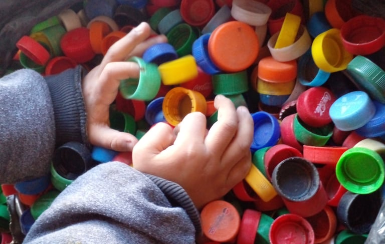 alt="TAPAS PLÁSTICAS Y ALEXIS PAJON RECICLANDO PARA EL PULPO RENACIDO"