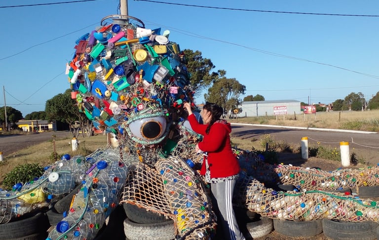 alt="CINTIA LAURITO SE EMOCIONA AL VER SUS BOTELLAS AMOR COLOCADAS EN EL PULPO RENACIDO"