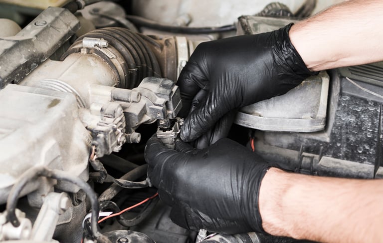 Persona revisando coche