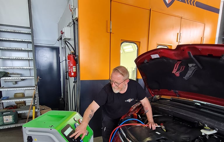 employé de pgautomobile qui réalise une réparation