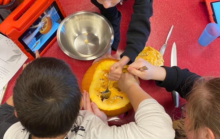 Eleves réalisant une délicieuse recette dans la cuisine