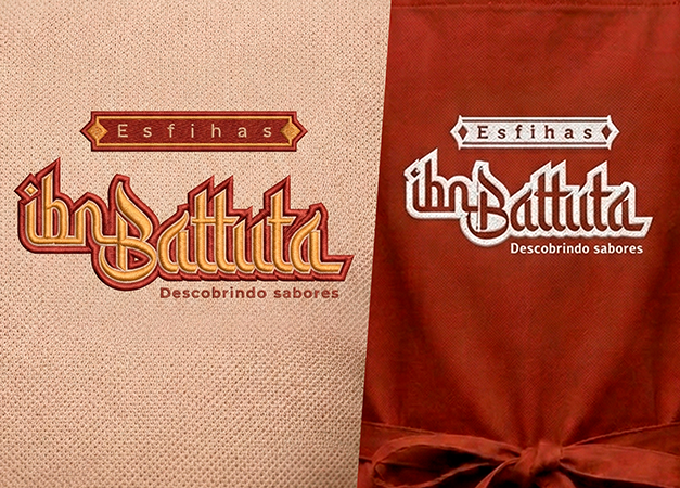 Aplicação da identidade visual Ibn Battuta em fundo claro e escuro com variações do logotipo para es