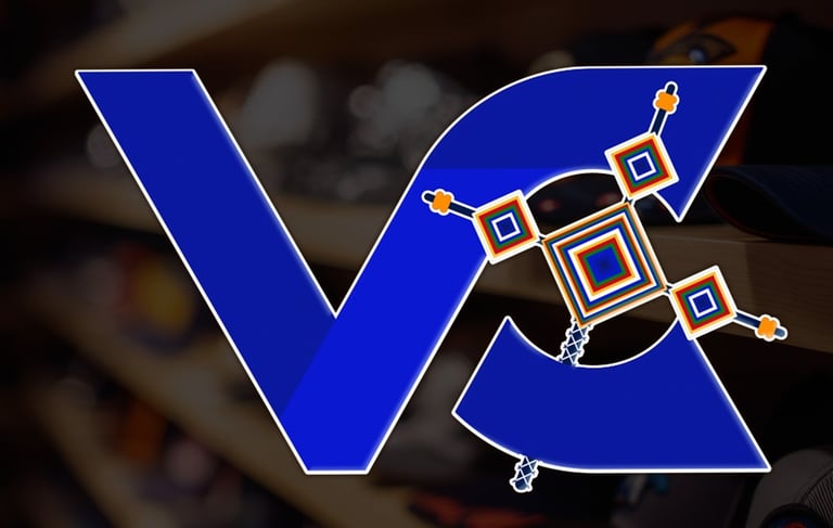 Logotipo azul de VC con superposición de cuentas de Ojo de Dios