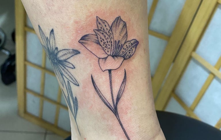 Tattoo of a flower on the ankle. Custom piece by Katarsis Tattoo Perú