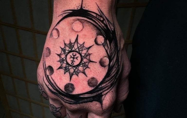 Blackwork tattoo style in the hand. Katarsis Tattoo, premium studio in Miraflores.