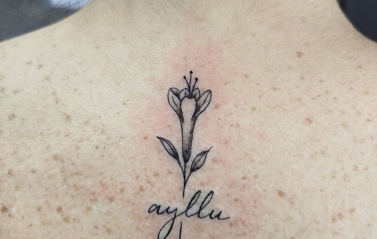 a woman's back with a tattoo of a flower. Unique design in Lima, Perú