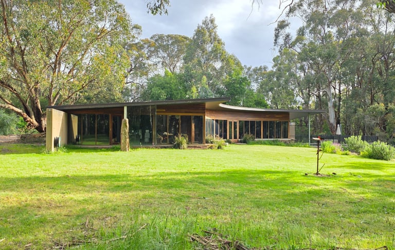 Stylish new Home, in timber, stone & glass 