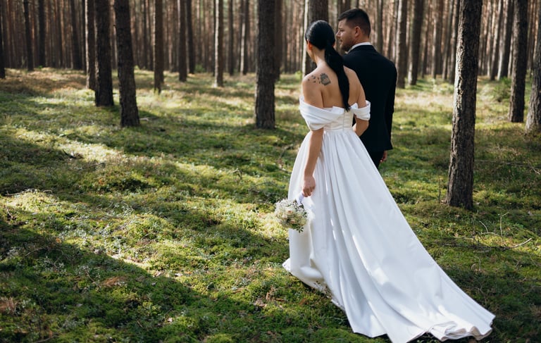Nuotaka ir jaunikis eina mišku