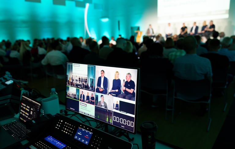Nuotrauka iš įmonės renginio. Vyksta konferencija.
