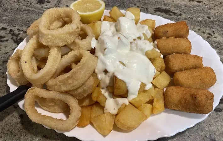 combo de calamares con ali-oli y croquetas